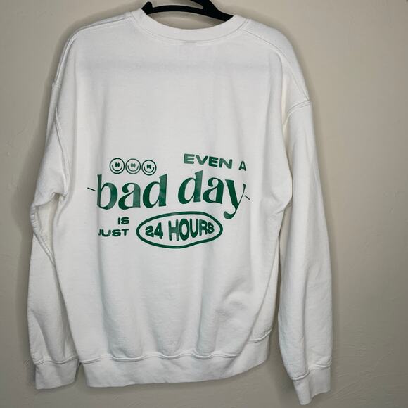 Even a bad Day is just 24 Hours White Crewneck Green Graphic Sz Medium - Picture 1 of 5